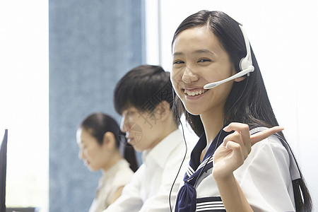 兼职打工客服的女学生图片