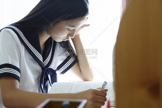 学习中的女高中生图片