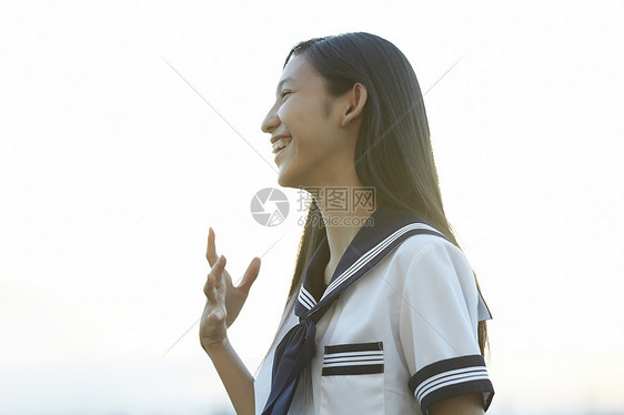 穿水手服微笑女孩的肖像图片