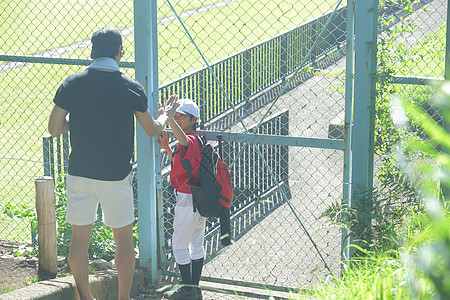 父子户外棒球运动图片