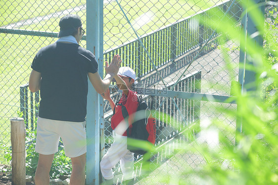 父子户外棒球运动图片