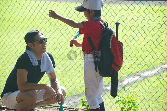 棒球小男孩向父亲展示金牌追逐梦想图片