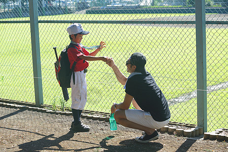 胜利的红色快乐亲子男孩棒球追逐梦想图片