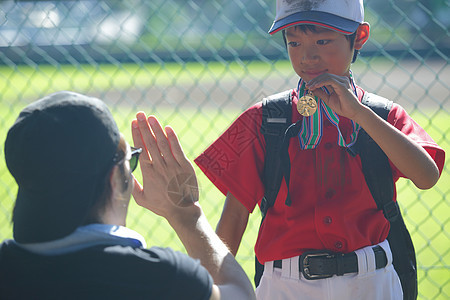 一个穿运动装的棒球男孩图片