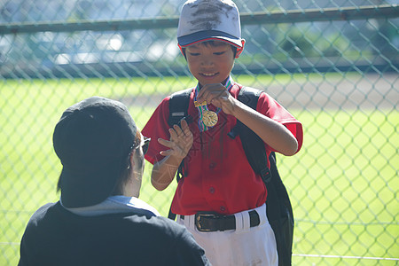 获得奖牌的棒球男孩图片
