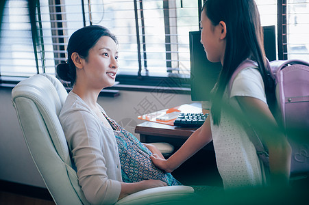 孕妇妈妈目送女儿上学图片