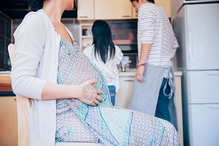 父女为二胎妈妈制作料理图片