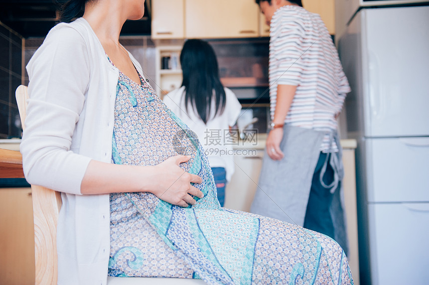 父女为二胎妈妈制作料理图片