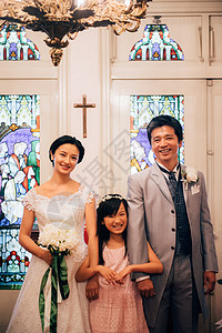 教堂婚礼的夫妇和小女孩图片