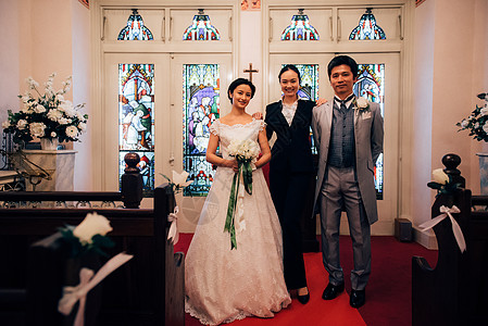 教堂婚礼的夫妇和好友合照图片