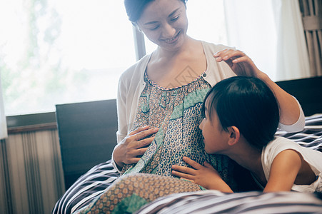 女儿聆听二胎母亲的肚子图片