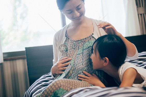 女儿聆听二胎母亲的肚子图片