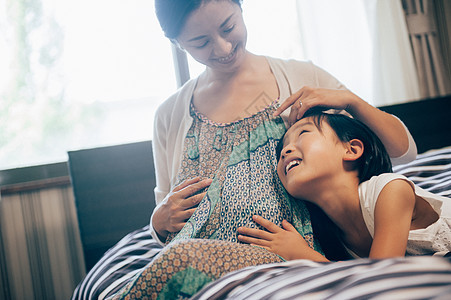 女儿聆听二胎妈妈的肚子图片