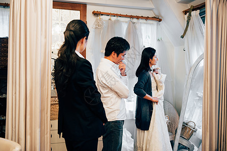 在婚礼策划师的陪伴下新郎新娘挑选婚纱图片