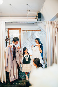 挑选礼服的3人与婚礼策划师图片