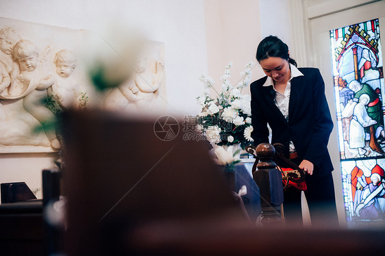 在礼堂的婚礼策划师肖像图片