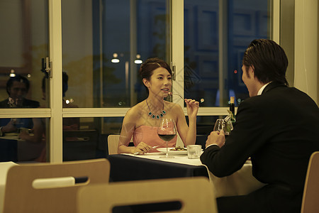  共同吃晚餐的男人和女人图片
