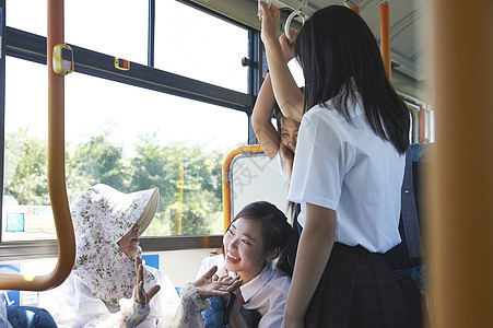  女孩和奶奶在公交车上聊天图片