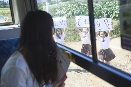 送同学的一群女孩举起牌子图片