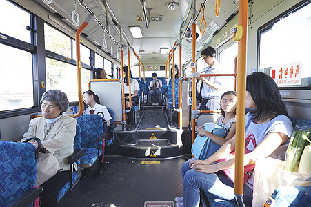  公交车里的乘客图片