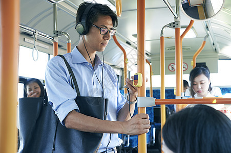 乘坐公共汽车通勤的30多岁男人图片