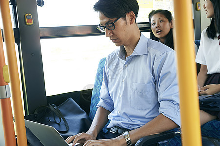 乘坐公共汽车通勤的30多岁男人图片