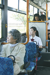 公交车上的乘客图片