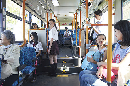 公交车上准备下车的乘客图片