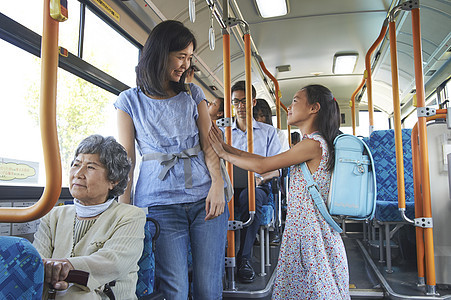  让座位的小学生图片