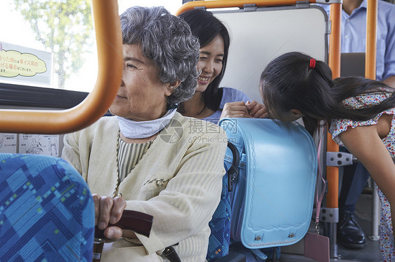  公交车上欢乐的母女图片