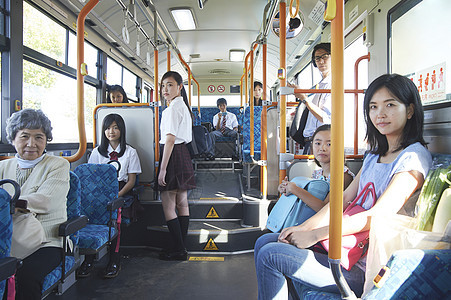  公交车上的乘客图片