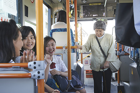 初中生一起乘坐公交车图片