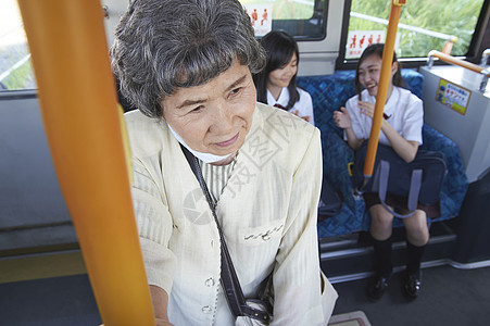 公交车上的未给老人让座的高中生图片