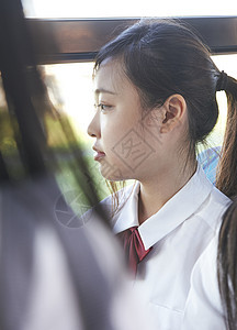 公交车上的高中女生形象图片