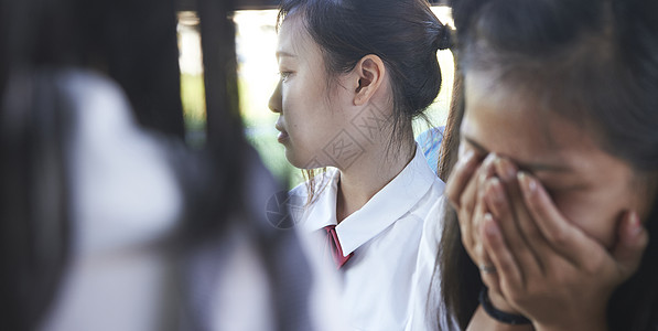 公交车上的高中女生看下窗外高清图片