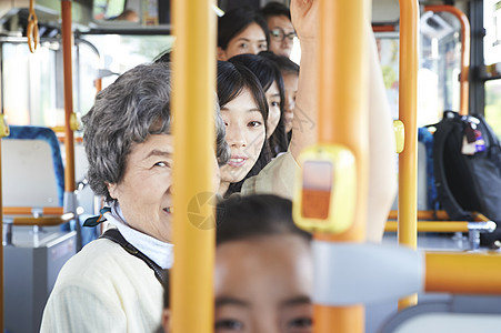 公交车上的乘客图片