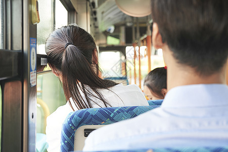 公交车上的乘客背影图片