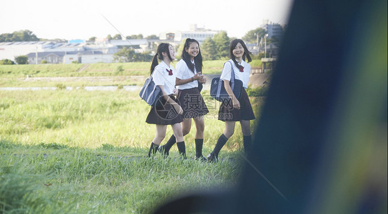 初中女生在回家的路上聊天说笑图片