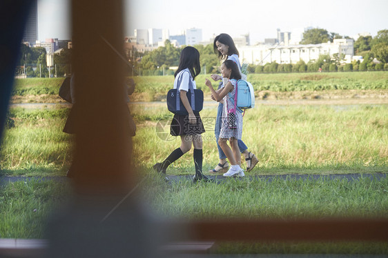 初中女生在回家的路上图片