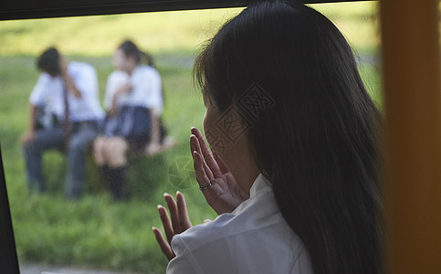 趴在窗边向外看的女生图片