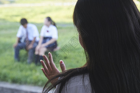 看窗外聊天的男女图片