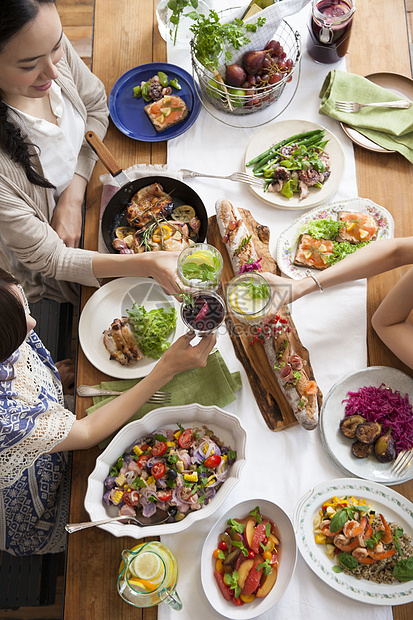 三闺蜜一起吃烤肉聚会