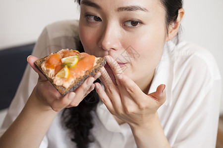 美女和朋友们一起品尝美食图片