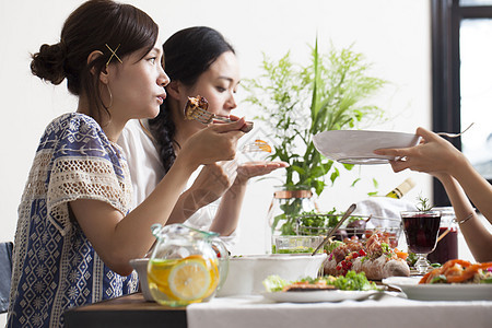 美女和朋友们一起品尝美食图片