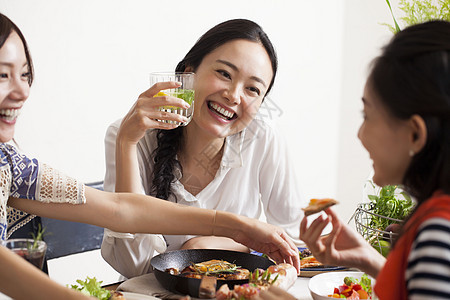 美女和朋友们一起品尝美食图片