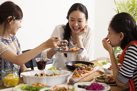 美女和朋友们一起品尝美食图片