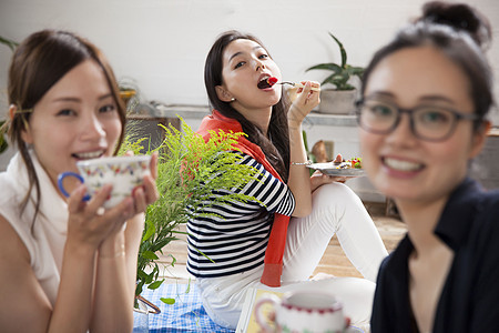 美女和朋友们一起品尝美食图片