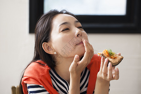 美女和朋友们一起品尝美食图片