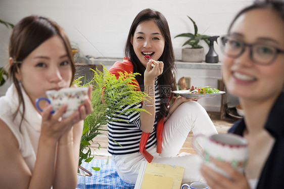 美女和朋友们一起品尝美食图片