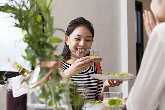 端着餐食看的女生图片